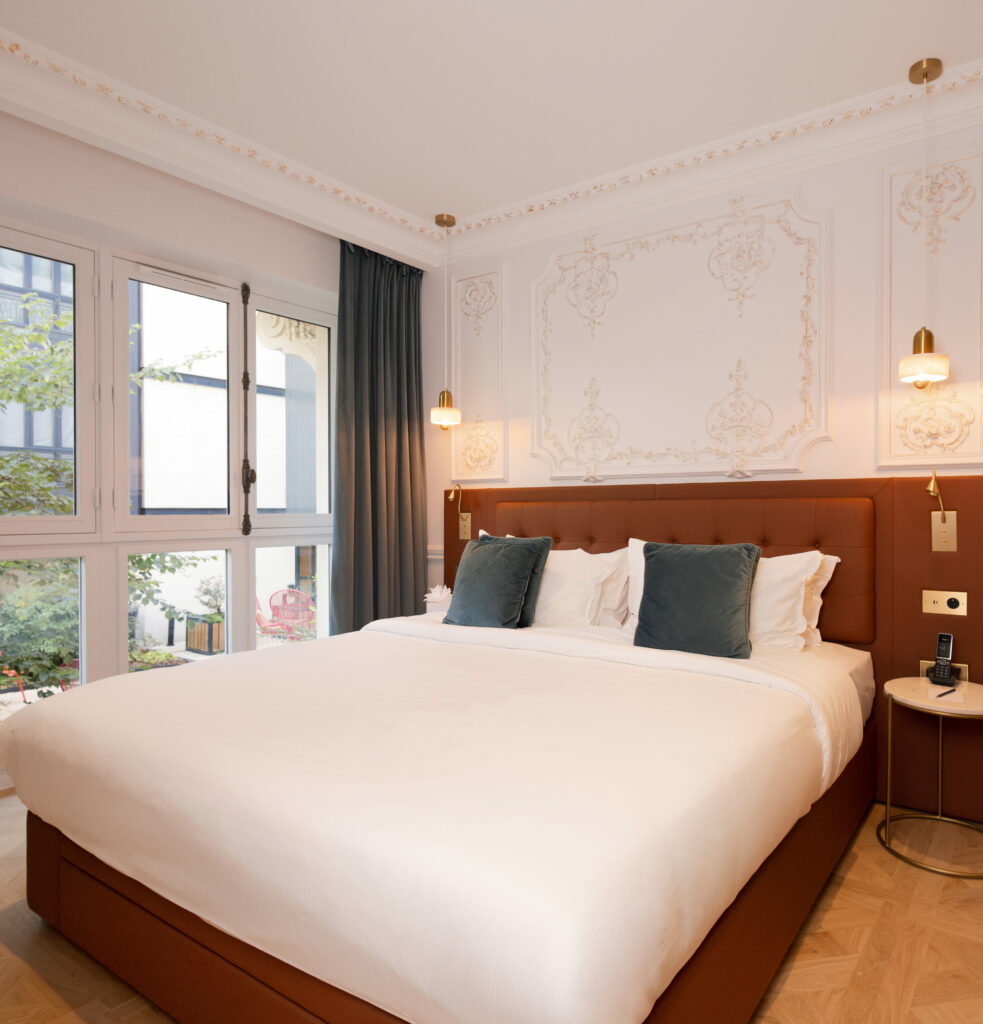 Suite élégante au Mode Paris Aparthotel offrant un espace de travail ergonomique, une décoration contemporaine et une grande luminosité naturelle.