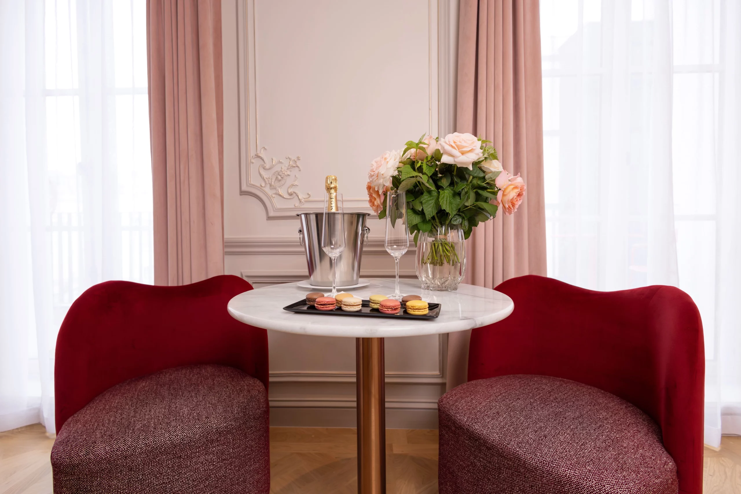 Romantic welcome at Mode Paris Aparthotel (Paris 16) with champagne, flowers, and macarons.