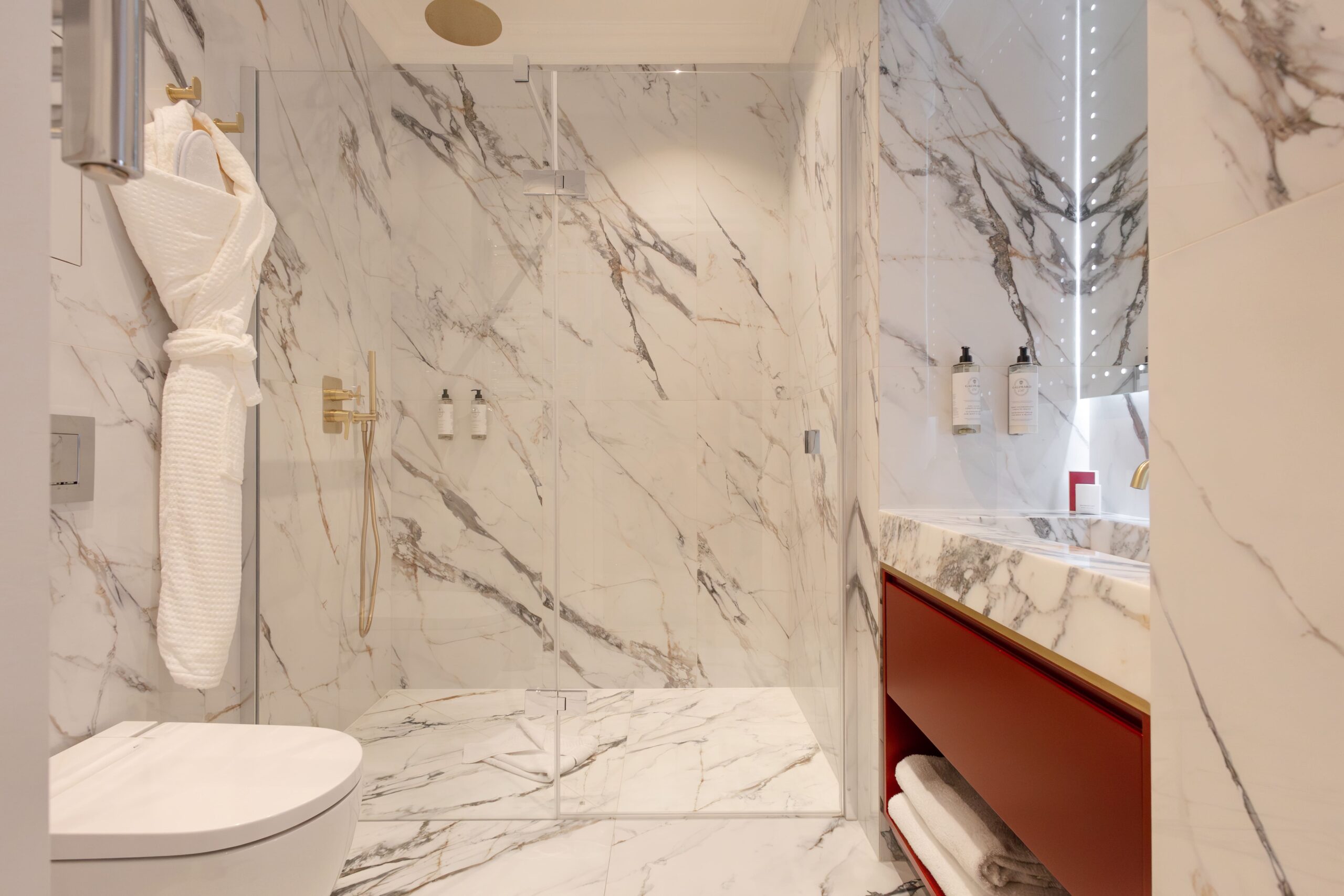 Marble bathroom with rain shower - Luxury Aparthotel Paris 16