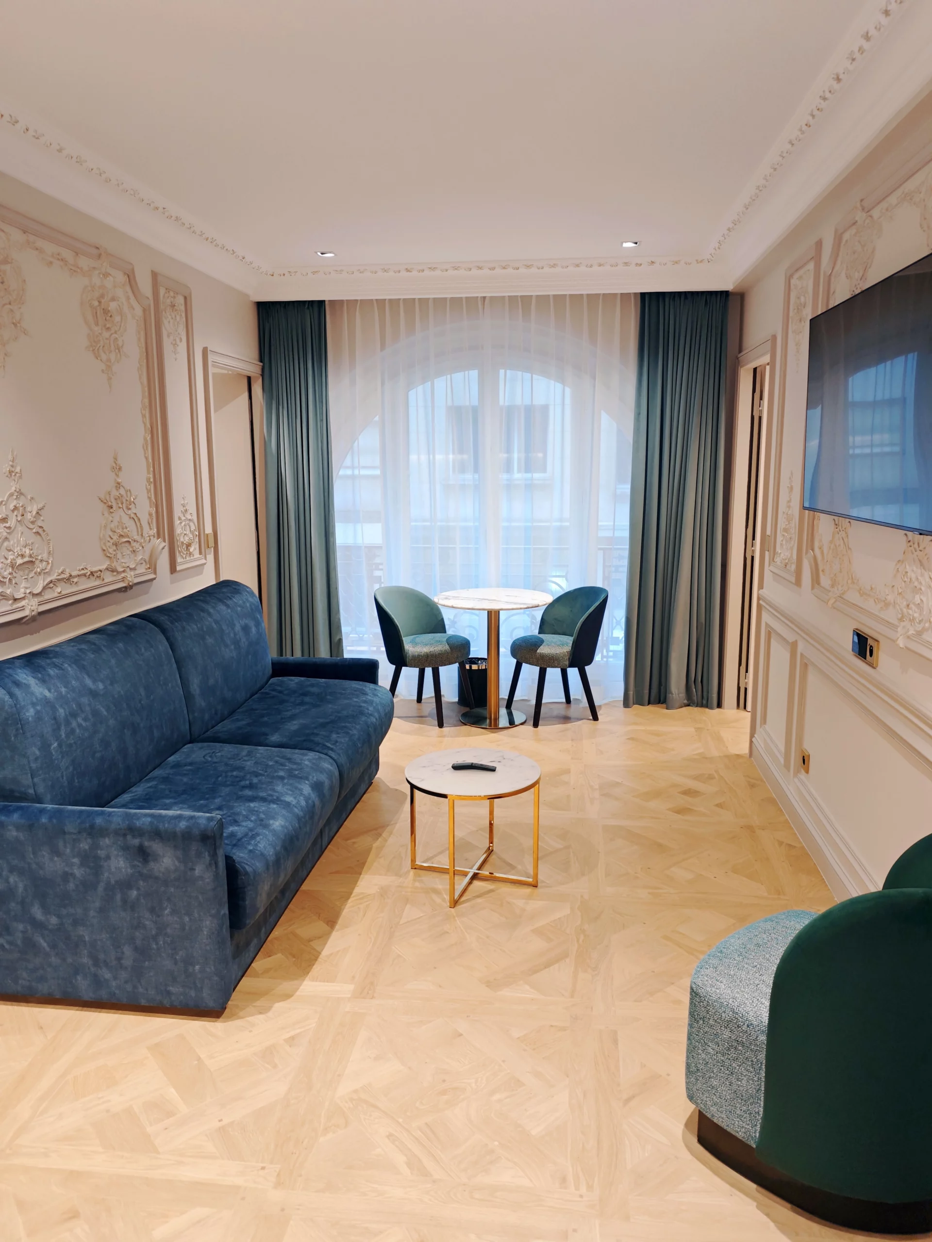 Spacious chic living room - Luxury Aparthotel Paris 16 Prestige Apartment