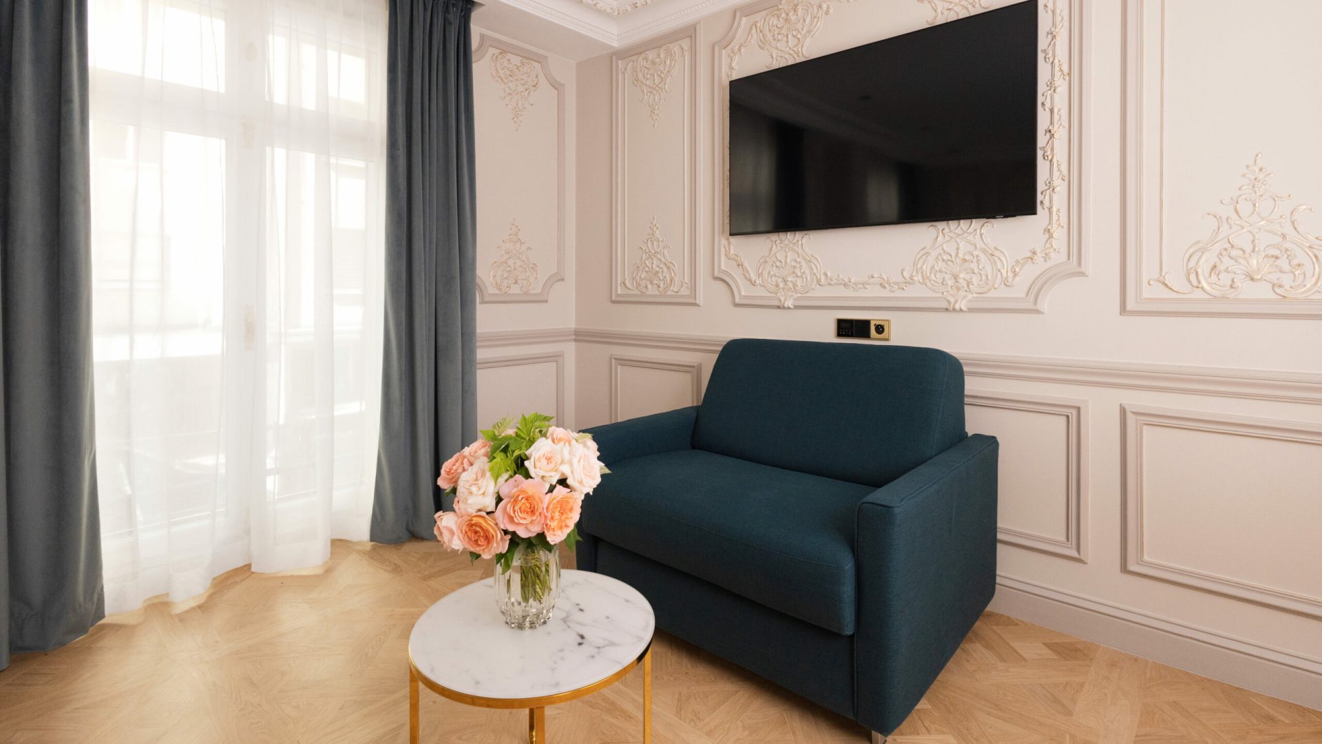 Canapé-lit une place confortable dans le coin salon du Studio Exécutif Triple.