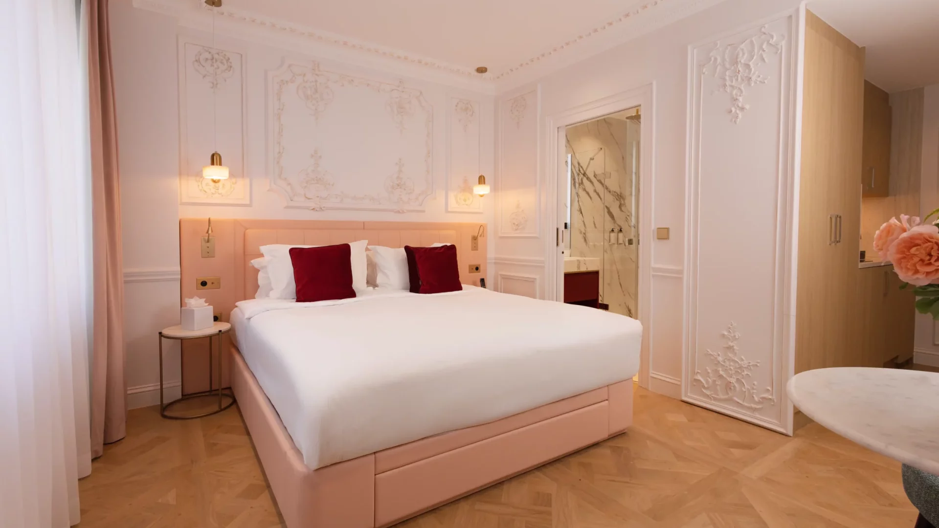 Chambre élégante du Studio Supérieur avec parquet dalle de Versailles au Mode Paris Aparthotel.