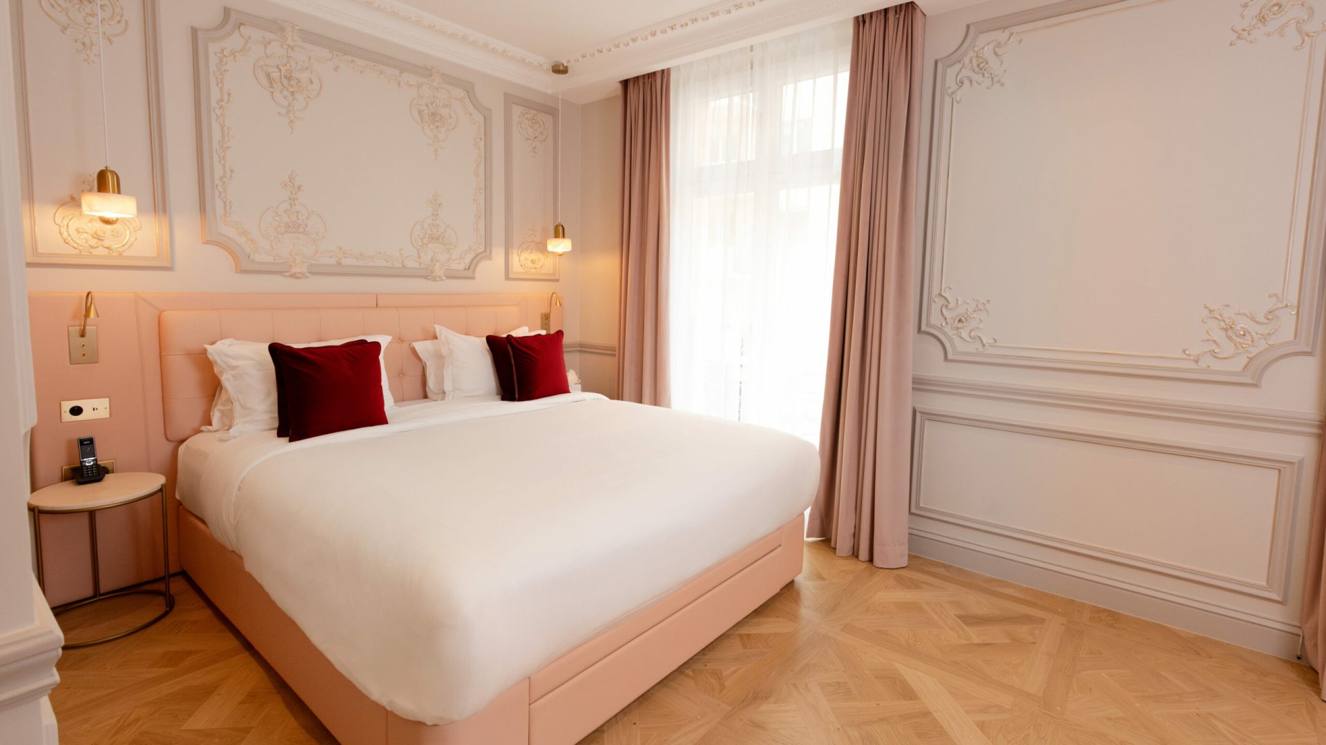 Ambiance spacieuse et lumineuse du Studio Exécutif de 29m2 avec literie de luxe à Paris 16.