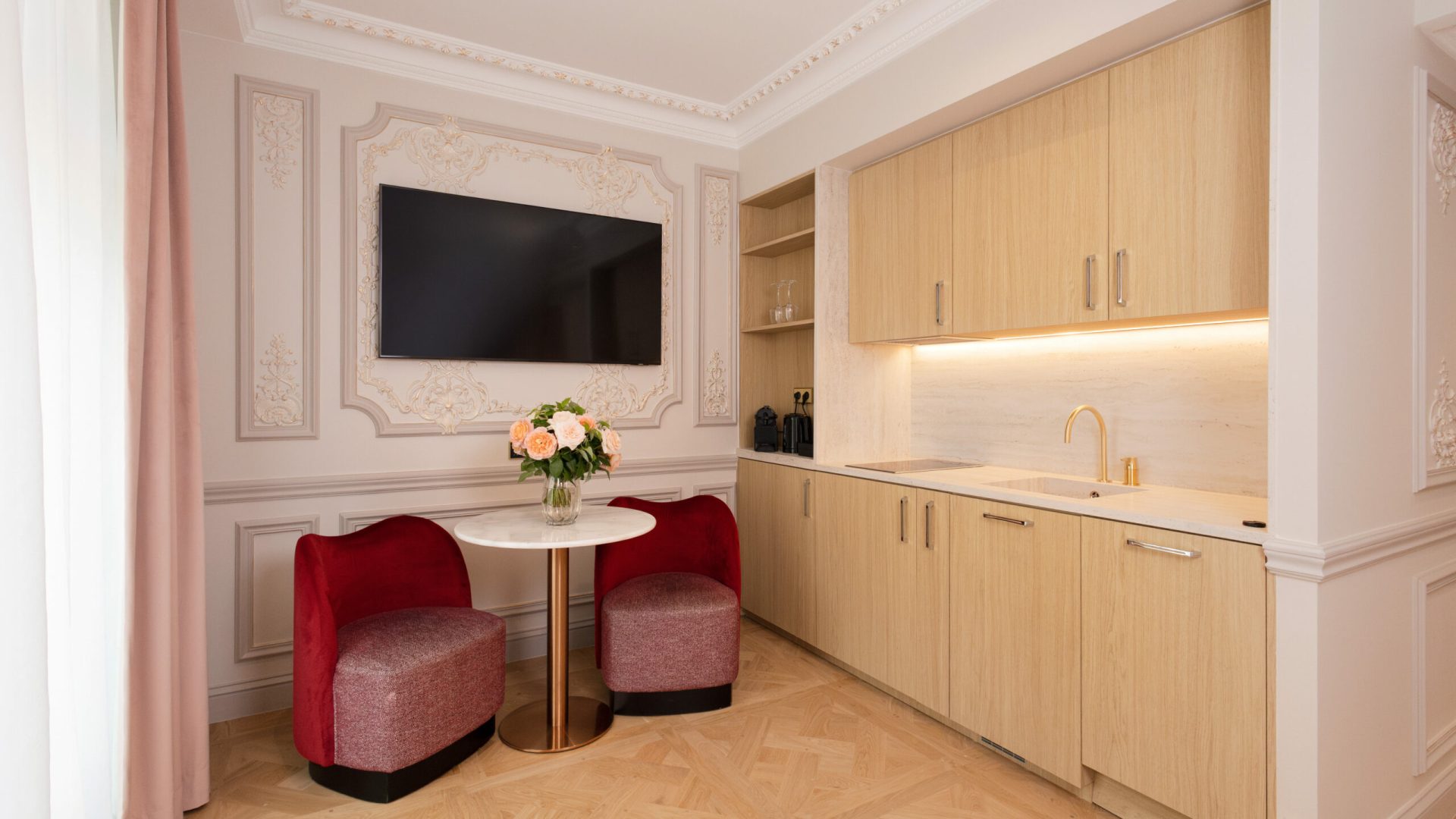 Kitchenette entièrement équipée intégrée dans le Studio Exécutif pour un séjour en autonomie à Paris.