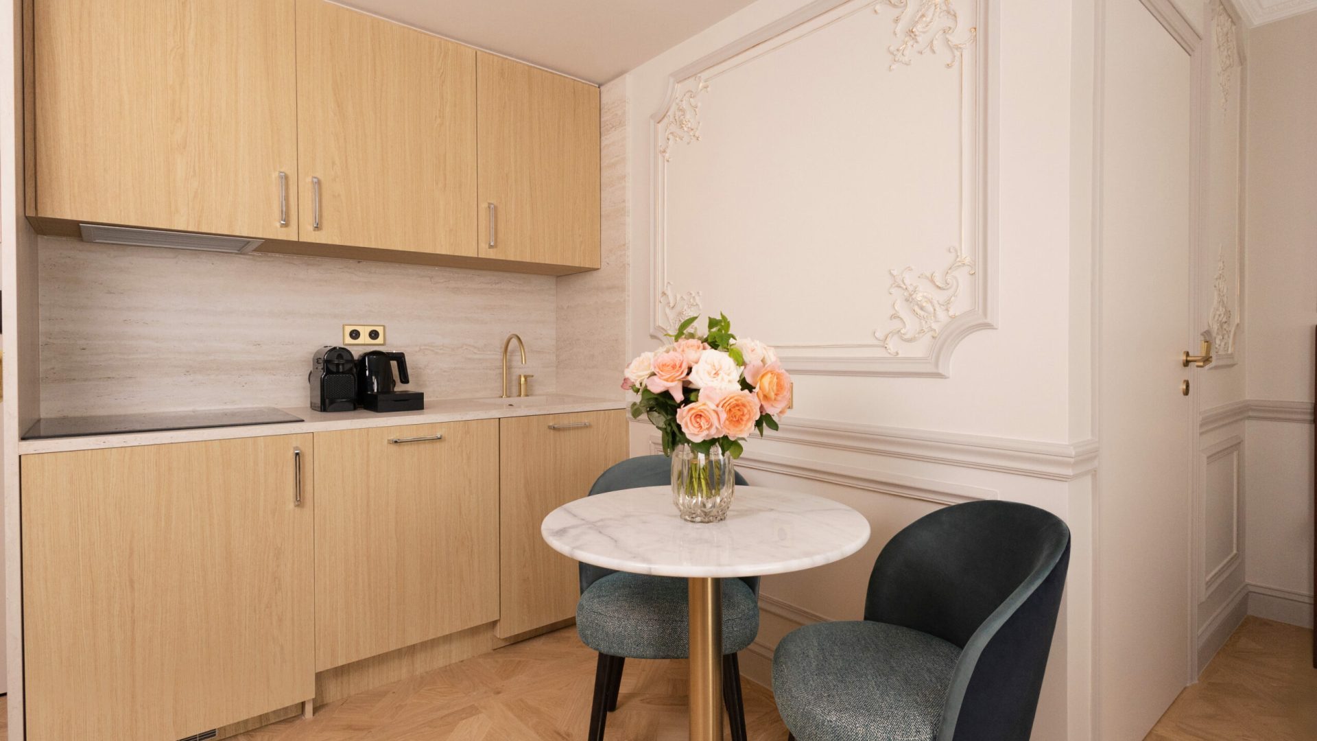 Kitchenette moderne entièrement équipée avec plaques de cuisson et micro-ondes dans un studio triple.