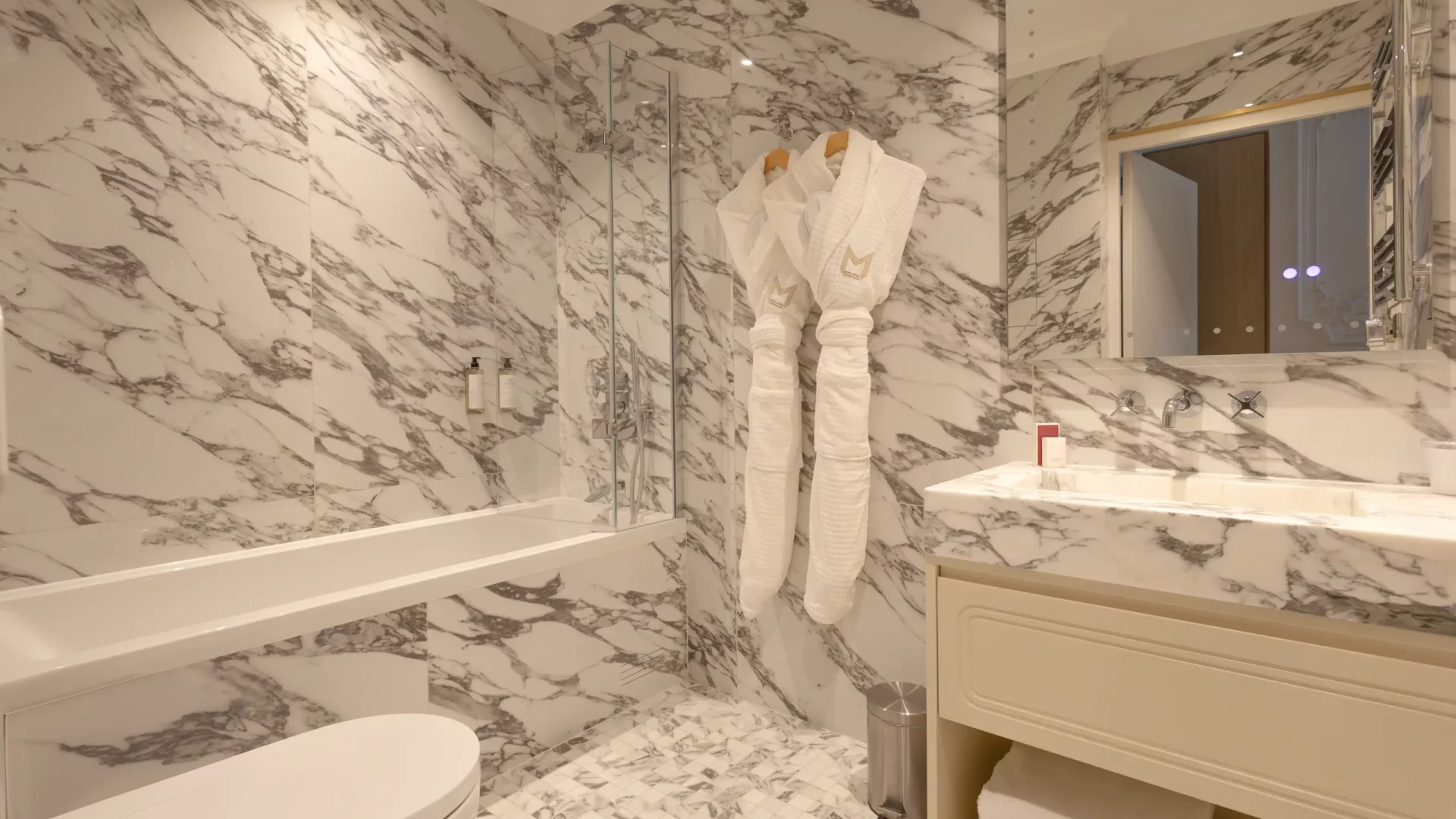 Salle de bain avec baignoire et vasque en marbre du Studio Supérieur Mode Paris 16.