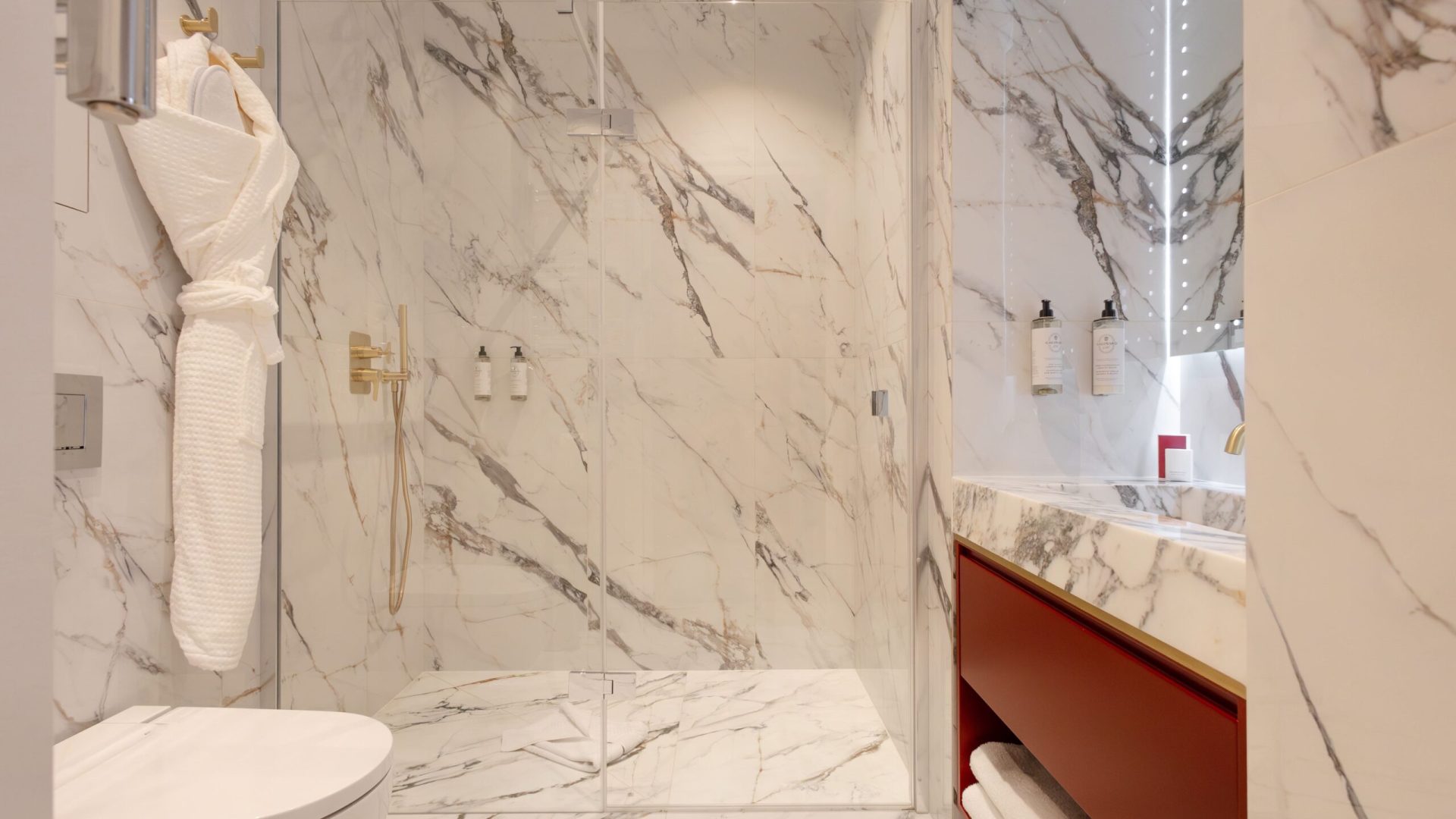 Salle d'eau contemporaine avec douche à effet de pluie dans le Studio Exécutif Triple.