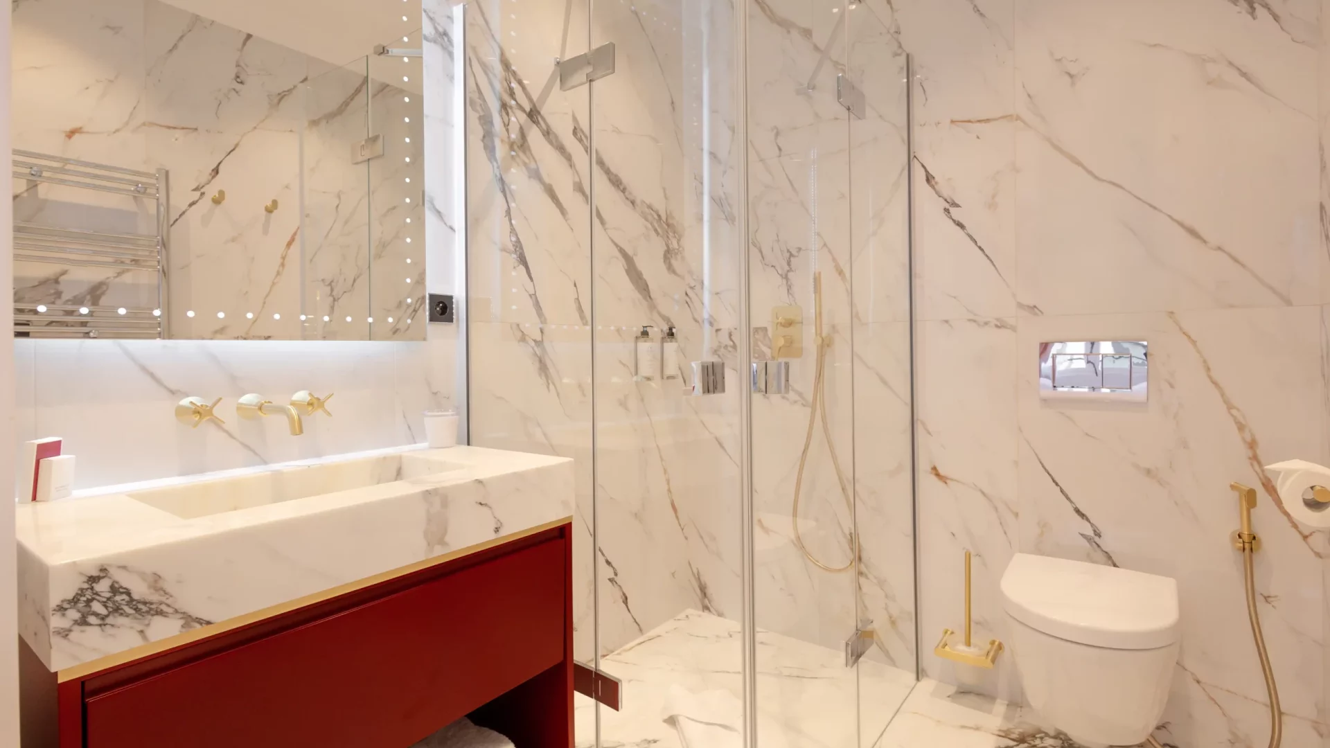 Douche à l'italienne moderne et vasque en marbre dans le Studio Supérieur à Paris 16.