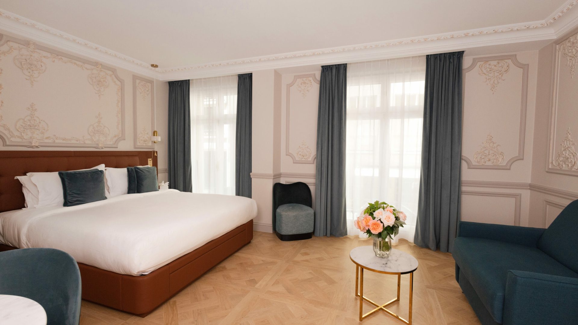 Vue d'ensemble du Studio Exécutif Triple de 30m2 avec literie de luxe et espace de vie à Paris 16.