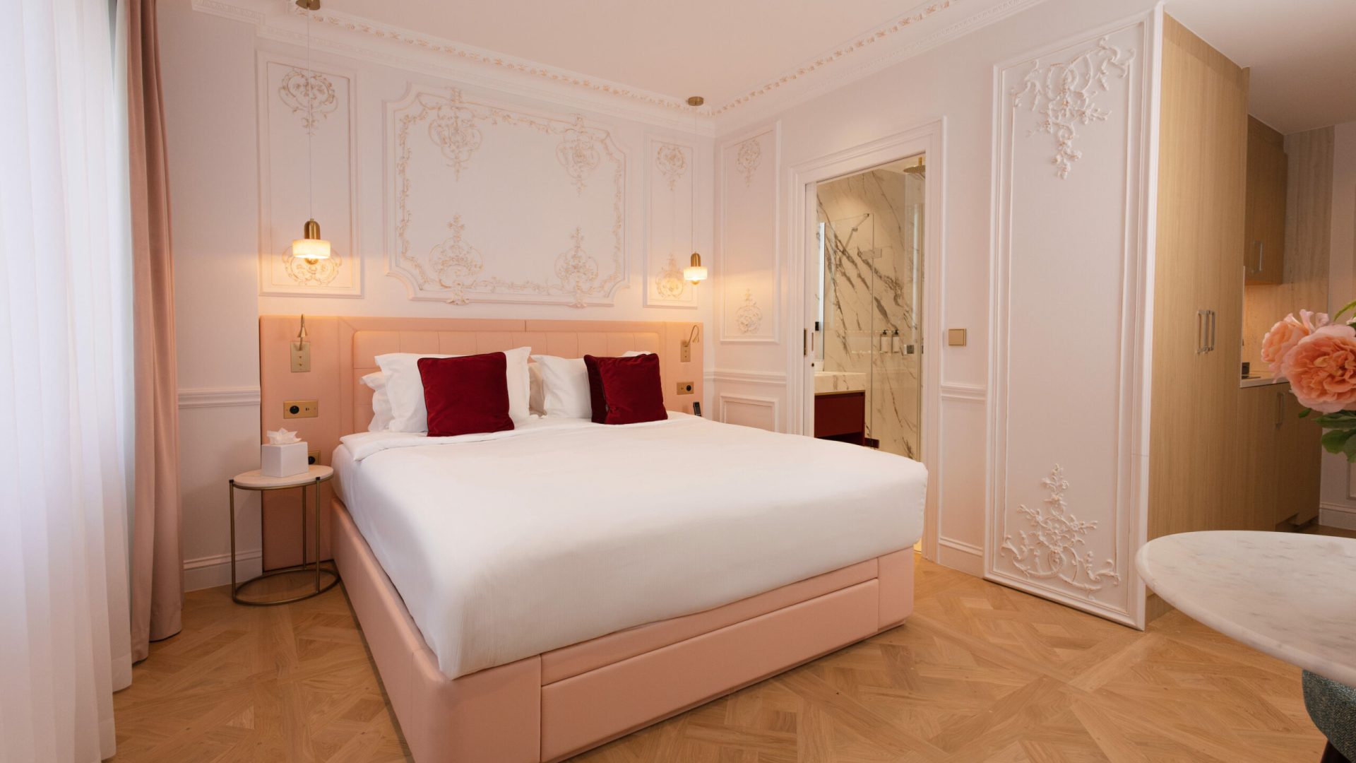 Chambre du Studio Supérieur avec literie Queen ou King size dans une résidence de tourisme à Paris.